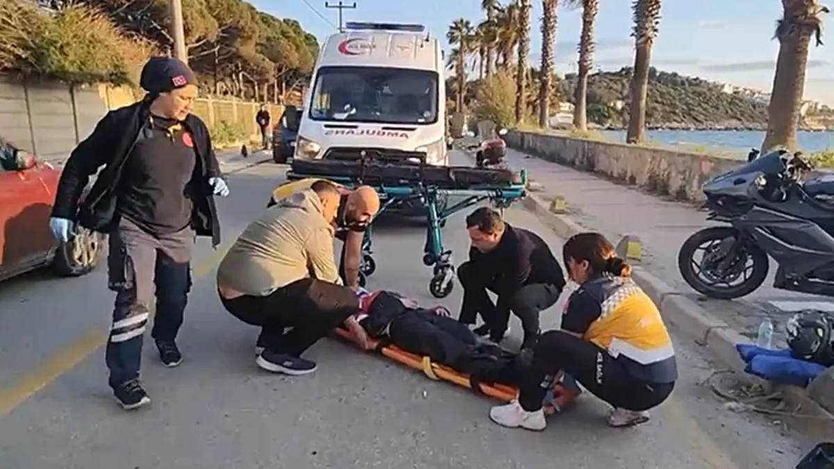 Otomobille çarpışan motosiklet durağa daldı: 2 yaralı Otomobille çarpışan motosiklet durağa daldı: 2 yaralı