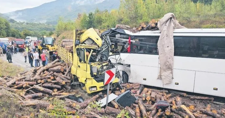 Otobüs ile TIR çarpıştı 2 ölü 23 yaralı