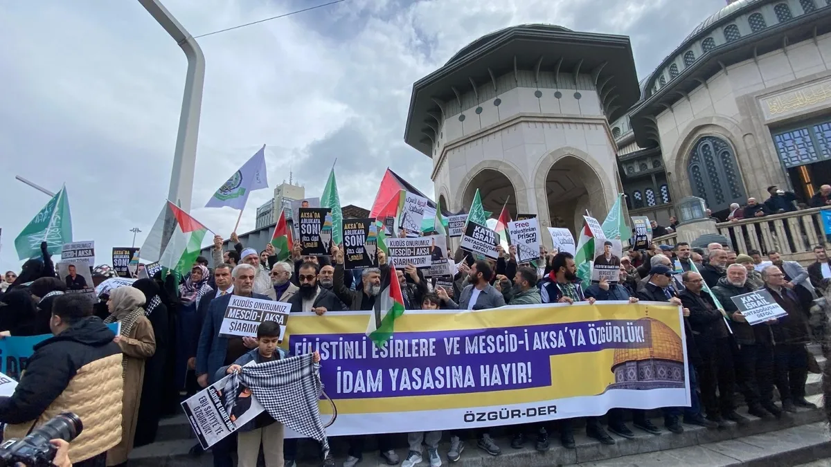 İsrail’in Gazze’ye yönelik saldırıları İstanbul’da protesto edildi İsrail’in Gazze’ye yönelik saldırıları İstanbul’da protesto edildi
