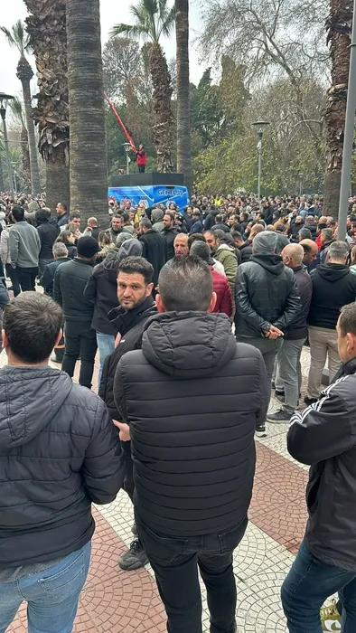 İzmir’de hayatı durduran maaş krizi! On binlerce işçi iş bırakıp sokaklara döküldü