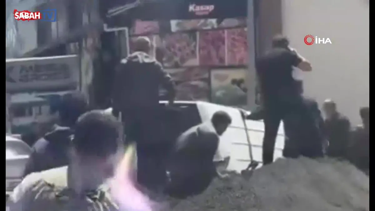 Freni boşalan kamyon 7 araca çarptı: 6 yaralı | Video videosunu izle Freni boşalan kamyon 7 araca çarptı: 6 yaralı | Video videosunu izle