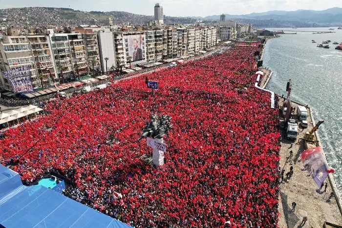 meydan-hinca-hinc-doldu-izmir-baskan-erdogani-bekliyor-1682776067932.jpg
