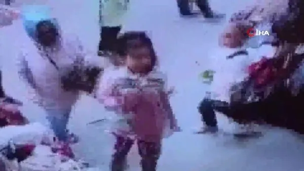 Bursa'da bebek arabasındaki çantadan cüzdan çalan kadın hırsız kamerada