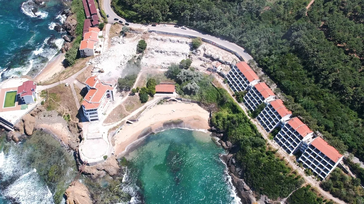 Beykoz Belediyesi'nin Riva'da yıktığı metruk otel binası ve inşa edilecek gençlik kampı alanı.