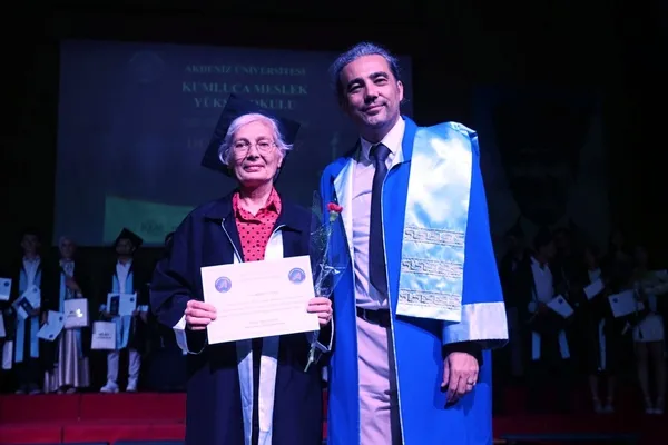 70-yasindaki-universite-bitiren-anneye-diplomasini-dekan-oglu-verdi-1779456763212.jpg