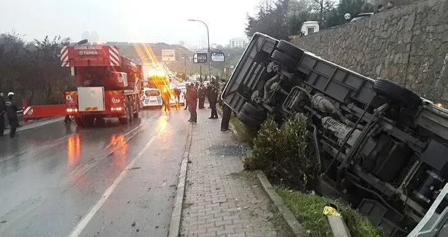 Ümraniye’de çevik kuvvet otobüsü devrildi: 5 yaralı!