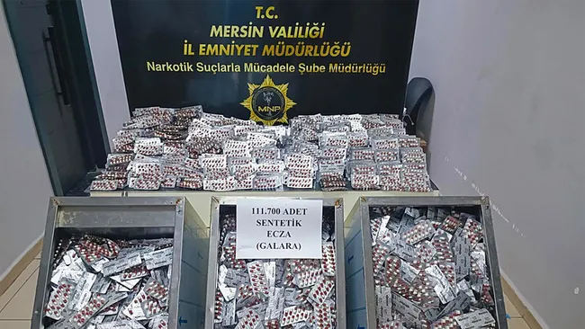Operasyon sırasında ele geçirilen hapların görüntüsü