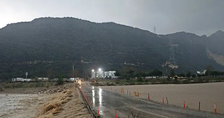 Antalya’da kuvvetli fırtına ve yağış: Ağaçlar devrildi, araçlar yolda kaldı