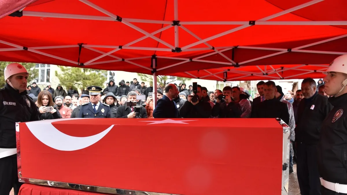 Görev başında yaralandı, hastanede hayatını kaybetti: Memleketinde dualarla uğurlandı Görev başında yaralandı, hastanede hayatını kaybetti: Memleketinde dualarla uğurlandı