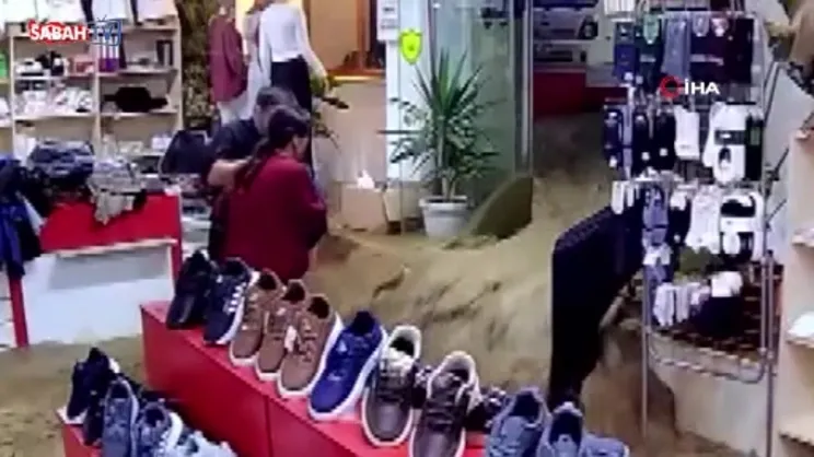 Ayazağa'da sel 20 yıllık mağazayı adeta yuttu! Korku dolu anlar kameraya böyle yansıdı | Video