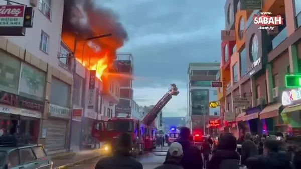 Erdemli’de işyeri yangını: Plastik malzemeler dakikalar içinde küle döndü