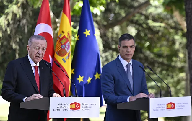baskan-erdogandan-ispanyon-gazetecinin-provokatif-sorusuna-tokat-gibi-cevap-bana-basini-sallama-1718295456902.jpeg Başkan Erdoğan'dan İspanyol gazetecinin provokatif sorusuna tokat gibi cevap: Bana başını sallama