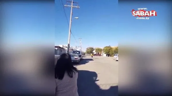 Koşarak kaçan kızını metrelerce uzaktan terliği ile vuran anne sosyal medyada olay oldu!