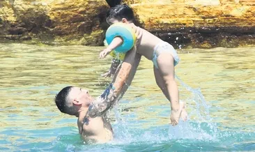 Oğluyla denizde oyun oynadı