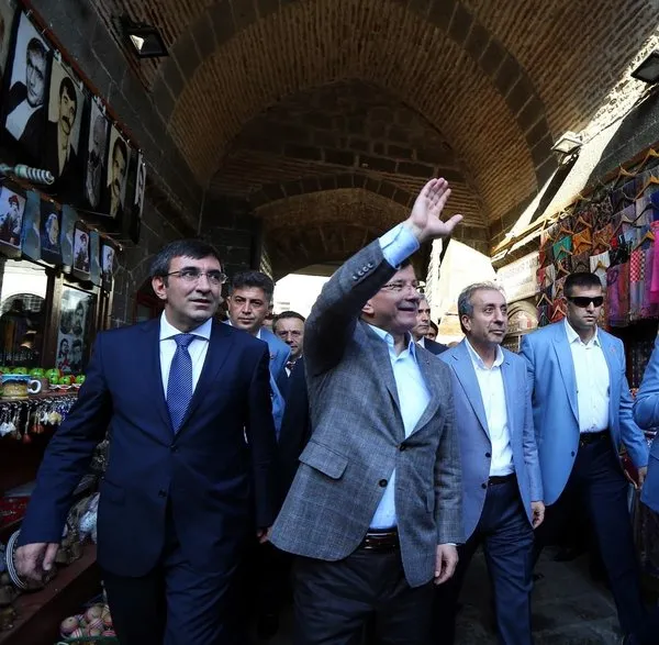Davutoğlu'nun Yüksekova'da bayramlaşma töreni
