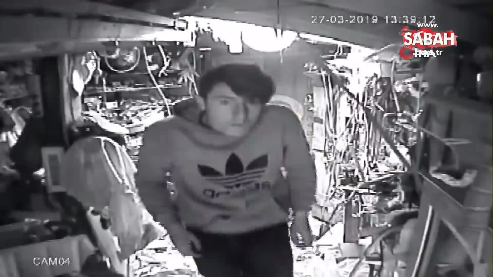 Istanbul Okmeydani Nda Hurdaci Gorunumlu Kombi Hirsizi Kamerada Videosunu Izle Son Dakika Haberleri