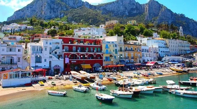 İtalya’nın Capri Adası güzellikleri ile büyülüyor