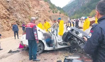 Otomobilin üzerine kaya düştü: 4 öğretmen öldü
