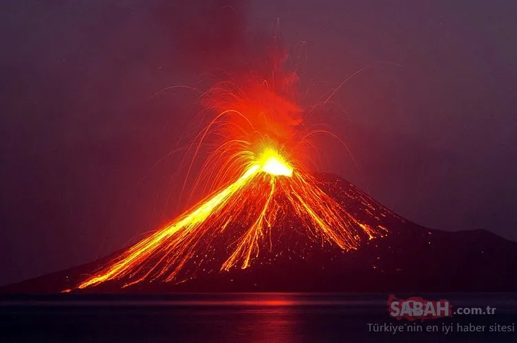 Endonezya’da Anak Krakatau Yanardağı faaliyete geçti
