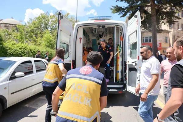 nevsehirde-yol-verme-kavgasi-kanli-bitti-cenaze-cikisi-silahlar-cekildi-yoldan-gecen-vatandas-kursunlarin-hede-1780317879493.jpg