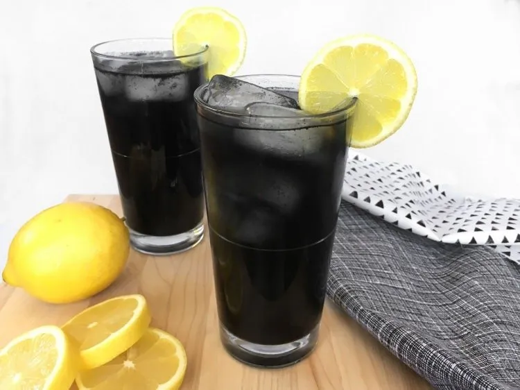 Kömürden yapılan siyah limonata