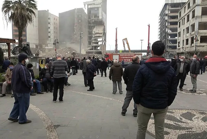 kent-meydaninda-toplanip-film-gibi-izlediler-oturacak-yer-yok-ayakta-bakiyoruz-1615980218136.jpg Koronavirüs haritasında kırmızı olan Rize’de vatandaşlar toplanıp inşaat yıkımını izliyorlar - 1