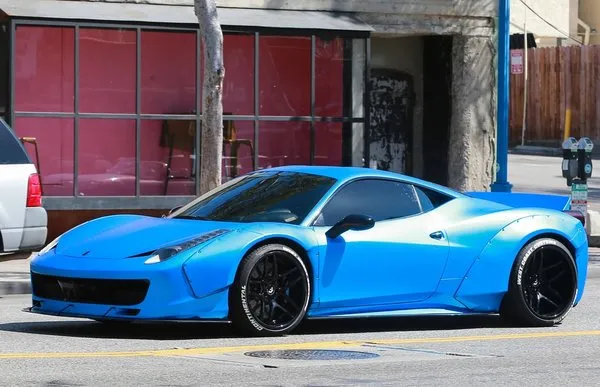 Justin Bieber Ferrari’sini açık artırmada sattı
