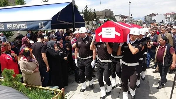 erzurumda-aci-veda-trafik-kazasinda-hayatini-kaybeden-anne-ve-ogul-topraga-verildi-1721479862528.jpg