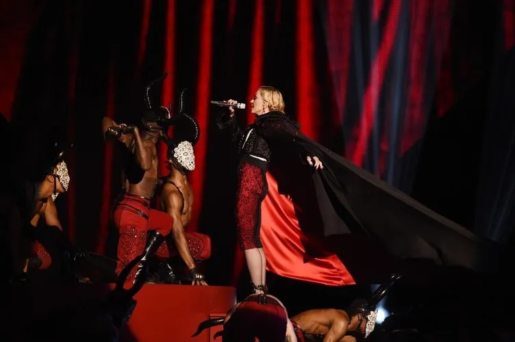 Madonna sahnede düştü