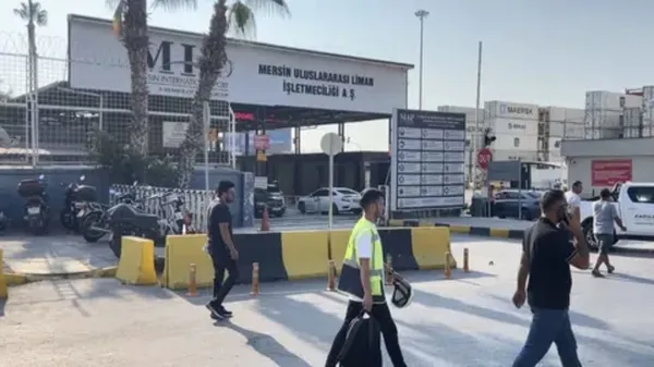 mersin-limaninda-gaz-sizintisi-nedeniyle-isciler-zehirlendi-1788508033932.jpg