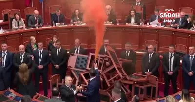 Arnavutluk’ta muhalif milletvekilleri parlamentoda yangın çıkardı