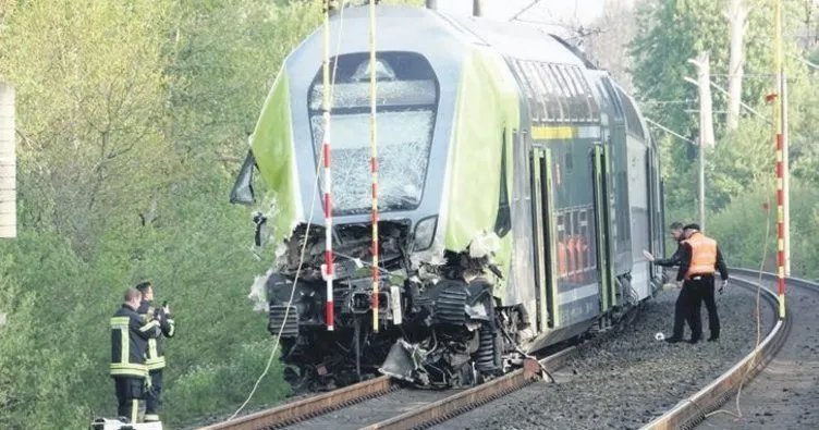 Yolcu treni TIR’la çarpıştı: 20 yaralı