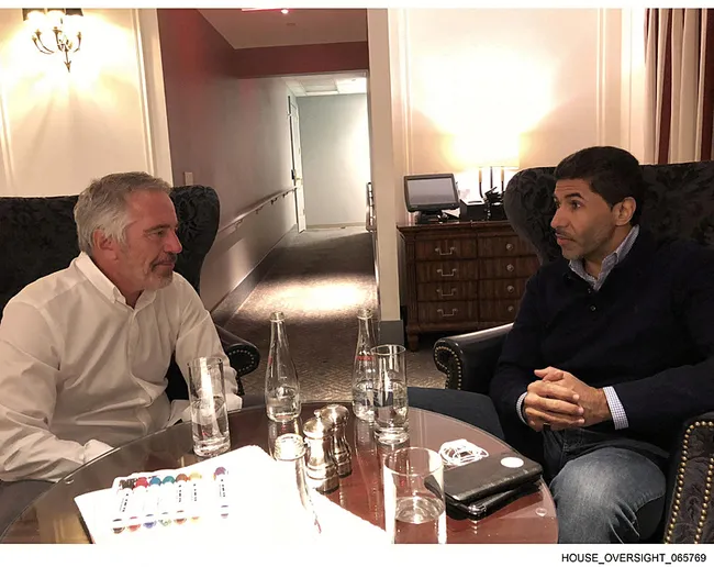 epsteinin-istismar-adasindan-yeni-goruntuler-bill-gateste-poz-vermis-1766093932711.jpeg Epstein'in istismar adasından yeni görüntüler! Bill Gates de poz vermiş