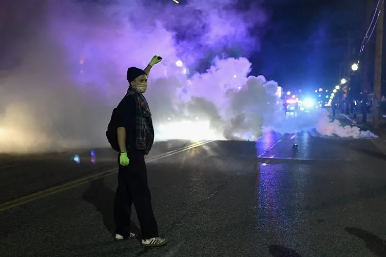 ABD'de öfke kaosa döndü| Washington'da sokağa çıkma yasağı ilan edildi! George Floyd'un öldürülmesinin ardından başlayan protestolarda son dakika gelişmeler...