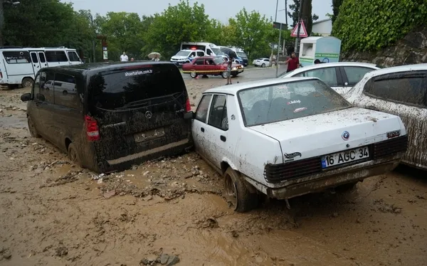 bursa-saganak-yagmura-teslim-oldu-metro-istasyonlarini-su-basti-seferler-durdu-1720168631203.jpg