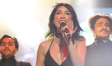 Hande Yener, Çeşme’de beach açıyor