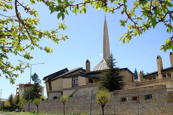 Beşgen Cami mimarisiyle dikkati çekiyor
