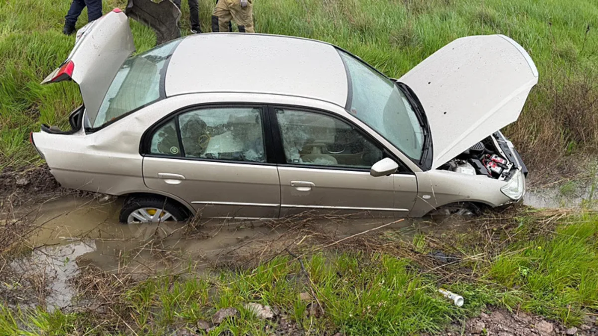 Balıkesir’de otomobil araziye yuvarlandı: 3 yaralı Balıkesir’de otomobil araziye yuvarlandı: 3 yaralı