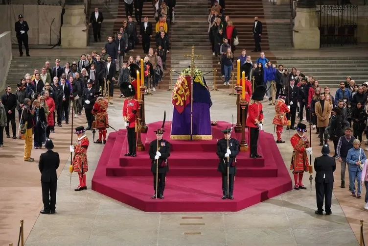 SON DAKİKA- Kraliçe Elizabeth'e son veda! Prens Philip'in yanına gömülecek...