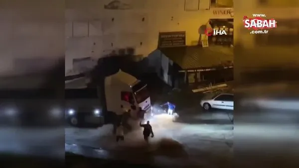Son dakika: İzmir'de dehşet anları! Sel sularında sürüklenen kadının kurtarılma anı kamerada | Video
