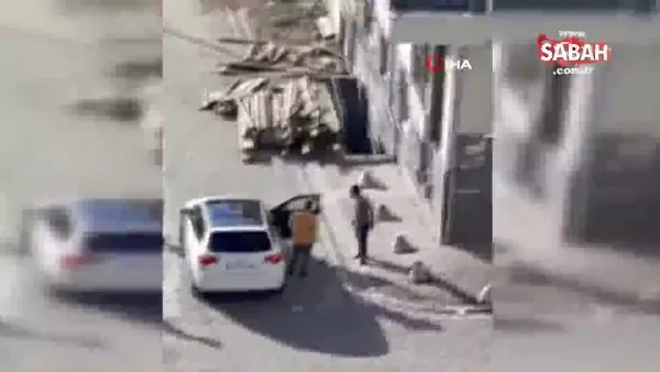 Esenyurt'ta sokak ortasında kadına şiddet kamerada! Küfür yağdırdı, defalarca tokatladı | Video