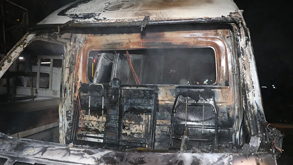 Antalya’da sevgili dehşeti: Kız arkadaşı ile annesinin araçlarını kundakladı! Antalya’da sevgili dehşeti: Kız arkadaşı ile annesinin araçlarını kundakladı!