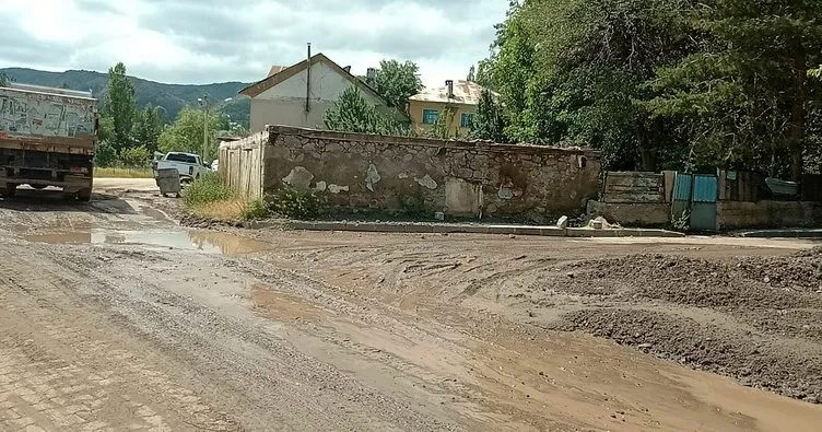 Giresun’un Alucra ilçesinde aşırı yağışın oluşturduğu hasarlar gideriliyor