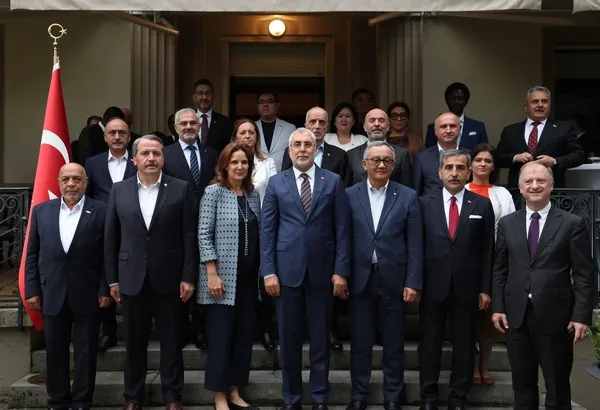 cenevrede-memur-isci-ve-isveren-zirvesi-bakan-isikhan-sendika-temsilcileriyle-gorustu-1780468187405.jpg
