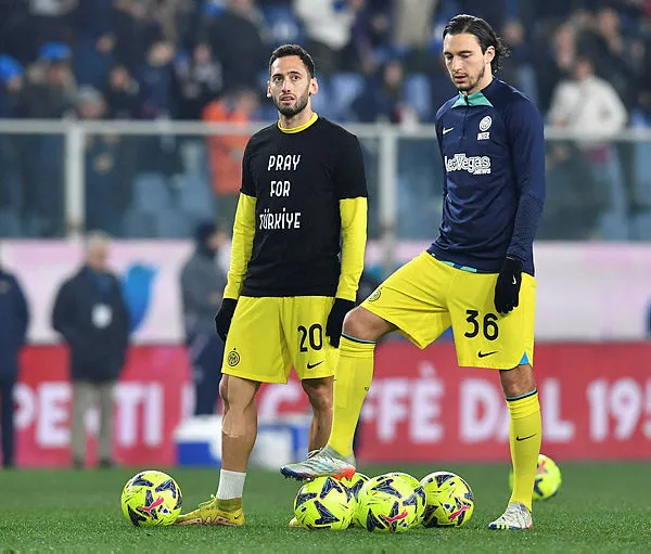 hakan-calhanoglu-turkiye-icin-dua-et-yazili-tisortle-isinmaya-cikti-1676321891772.jpg