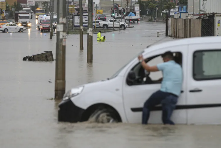 SON DAKİKA | Ankara’yı sel vurdu! Caddeler göle döndü, araçlar suya gömüldü...