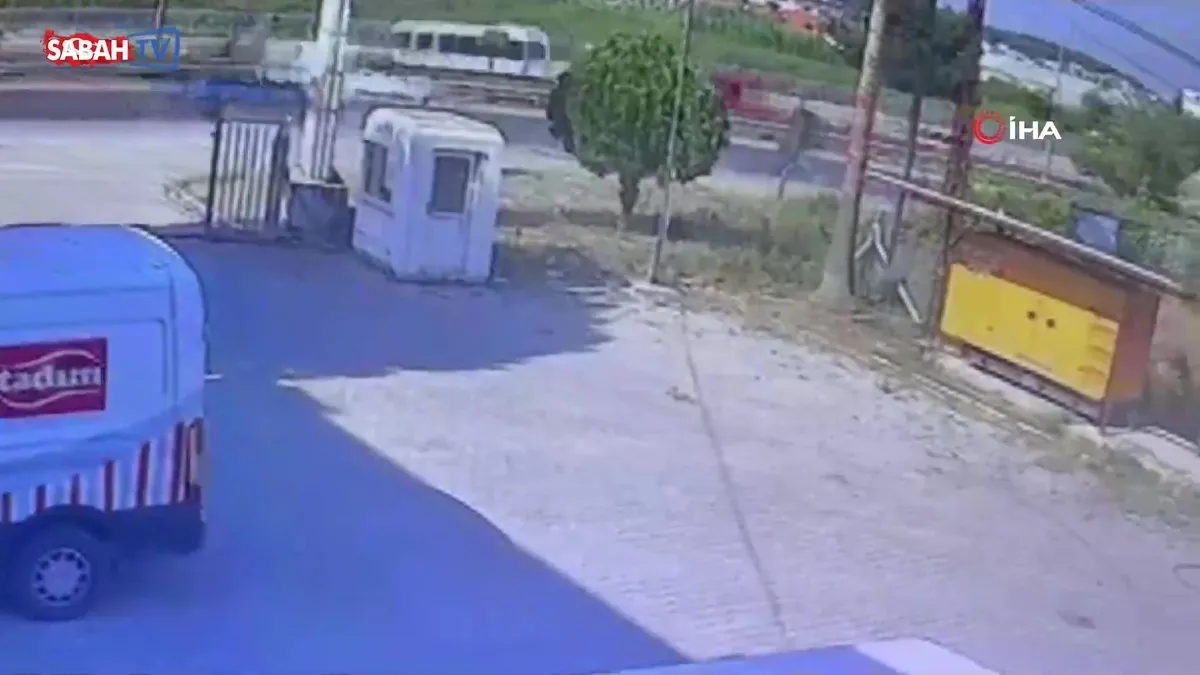 Yol kenarındaki tabelaya çarptı: Başındaki kask sayesinde kurtuldu | Video videosunu izle Yol kenarındaki tabelaya çarptı: Başındaki kask sayesinde kurtuldu | Video videosunu izle