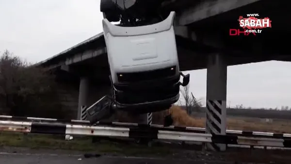 Görenleri şaşkına çeviren kaza! Kamyon köprüde asılı kaldı | Video