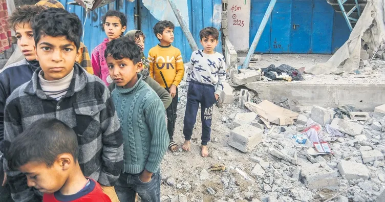 Çamurlu su içiyorlar