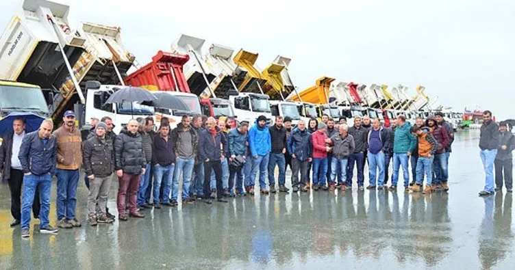Rize’de havalimanı inşaatında iş alamayan kamyoncular eylem yaptı